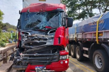 Acidente entre caminhão e carreta provoca lentidão na BR-381, em Nova Era