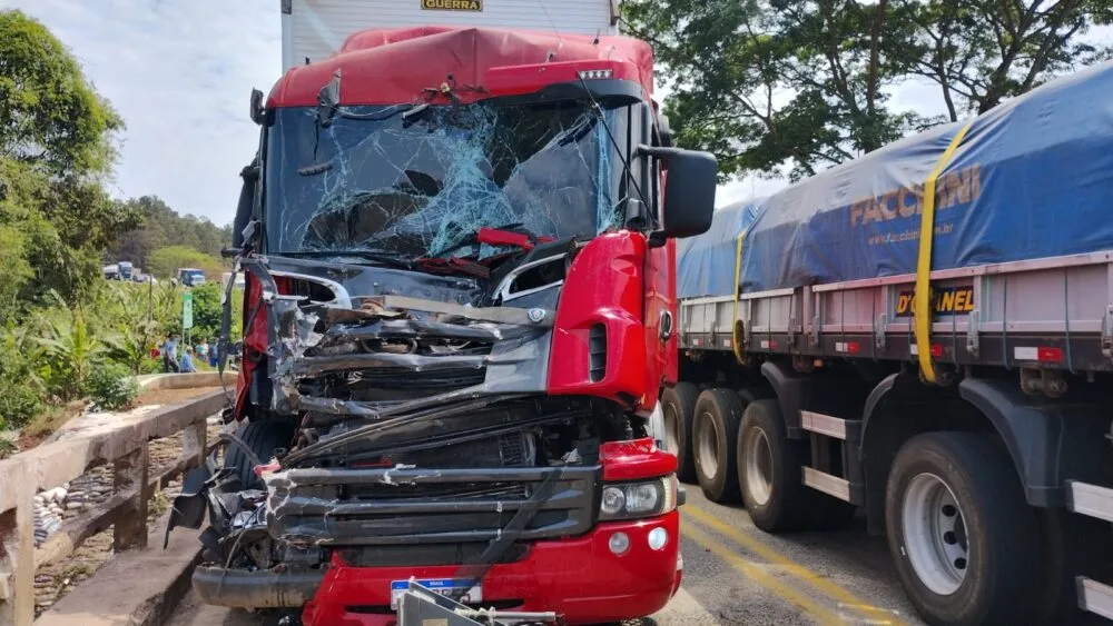 Acidente entre caminhão e carreta provoca lentidão na BR-381, em Nova Era