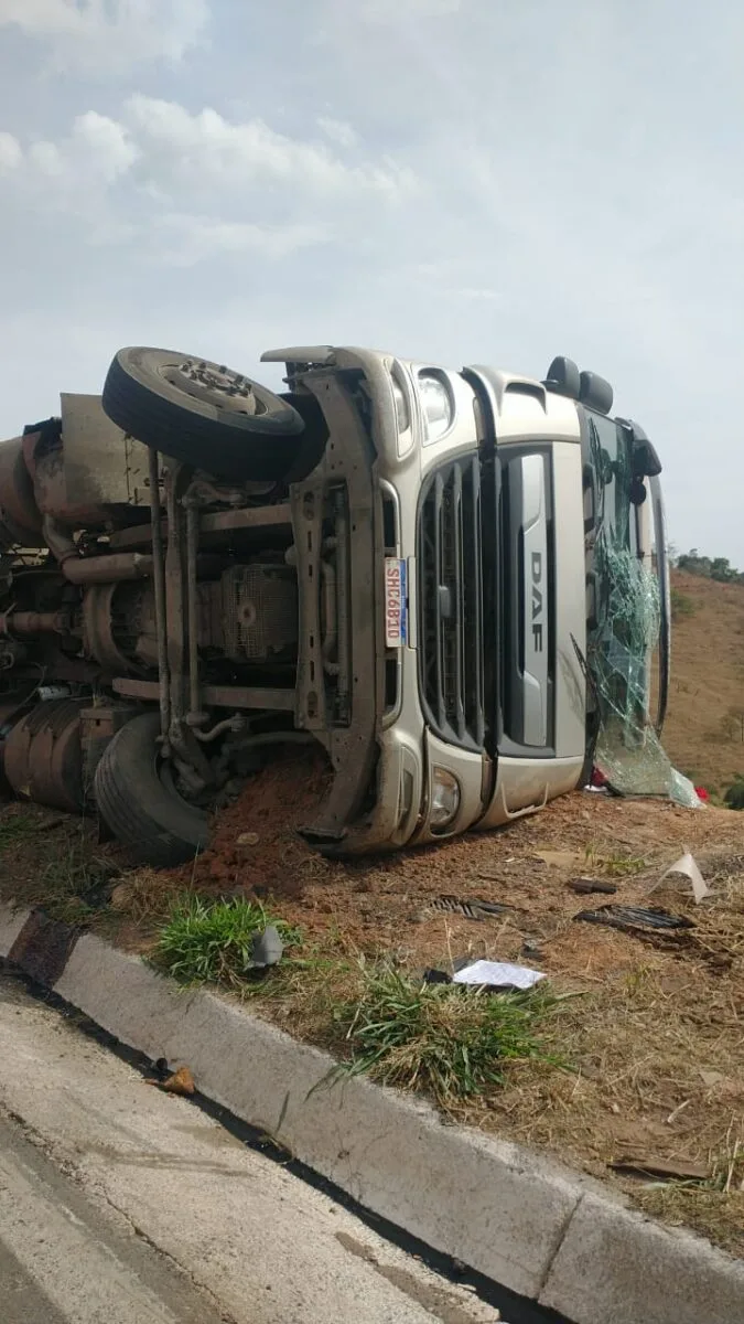 João Monlevade: carreta sofre acidente na BR-381 e motorista é encaminhado ao Hospital Margarida