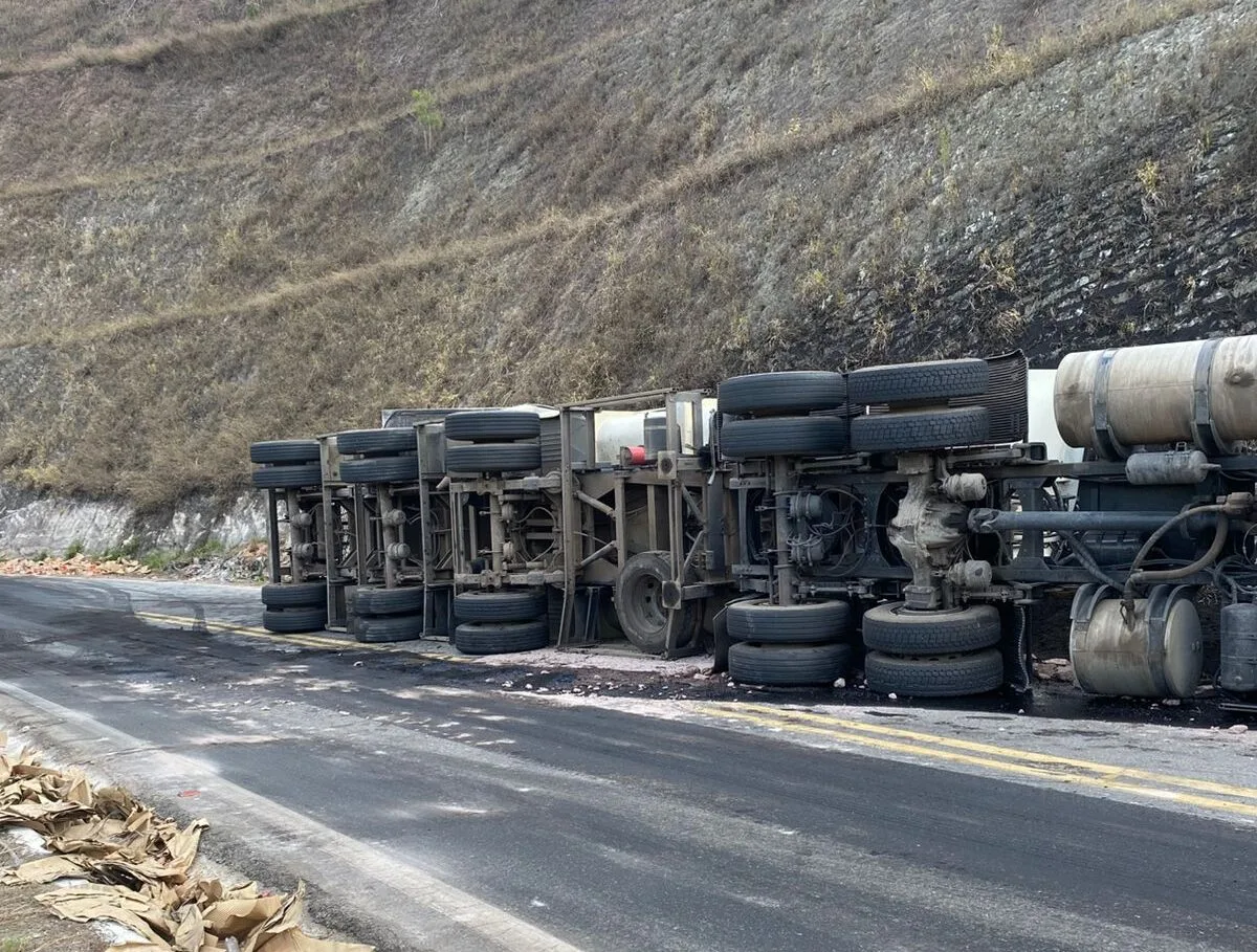 Carreta tomba na MGC-120, estrada que liga Itabira a Nova Era