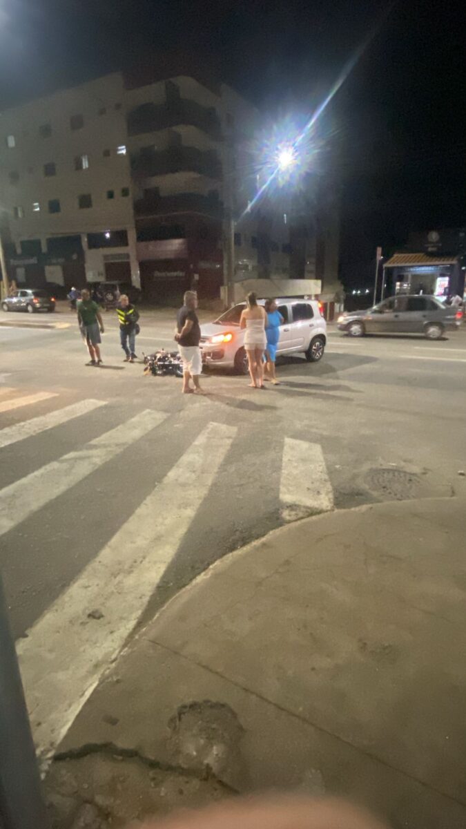 Gestante e mototaxista ficam feridos em acidente na avenida Armando Fajardo, em João Monlevade