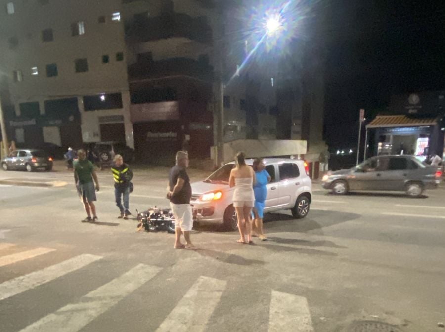 Gestante e mototaxista ficam feridos em acidente na avenida Armando Fajardo, em João Monlevade