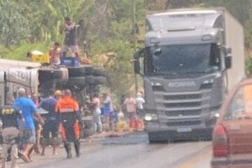 Carreta de cerveja tomba na BR-381 em Sabará e causa congestionamento