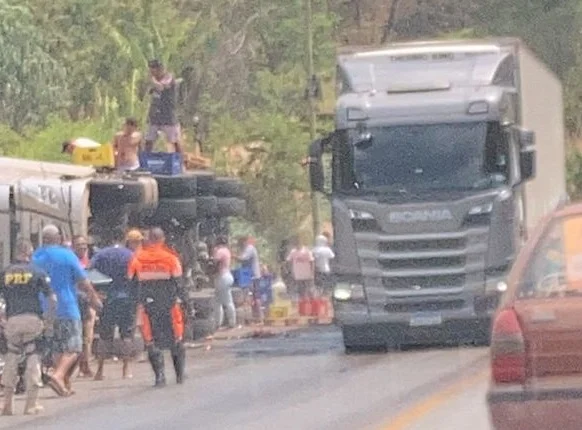 Carreta de cerveja tomba na BR-381 em Sabará e causa congestionamento