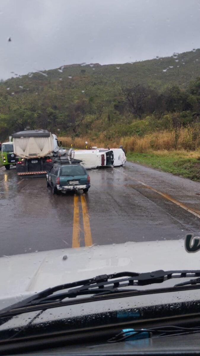 Acidente com ambulância deixa feridos e causa congestionamento na BR-381, em Caeté