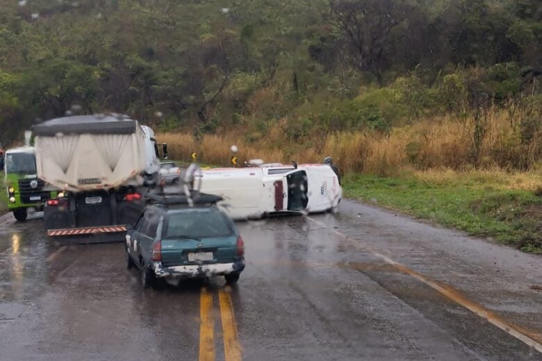 Acidente com ambulância deixa feridos e causa congestionamento na BR-381, em Caeté