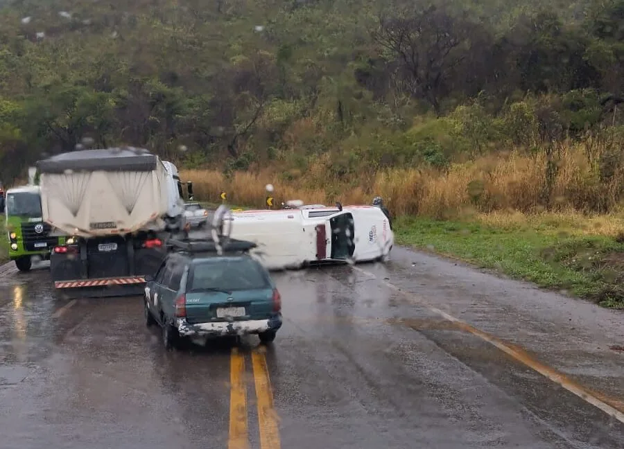 Acidente com ambulância deixa feridos e causa congestionamento na BR-381, em Caeté