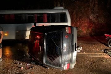 Fiat Uno capota em Nova Era após forte chuva na BR-381