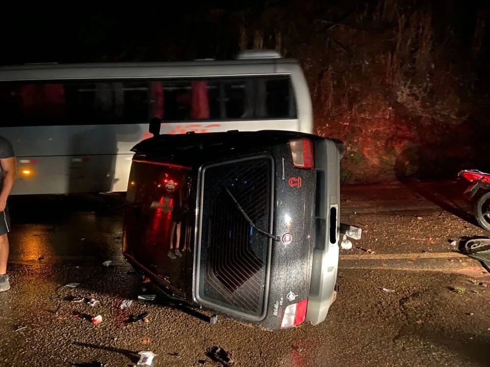 Fiat Uno capota em Nova Era após forte chuva na BR-381