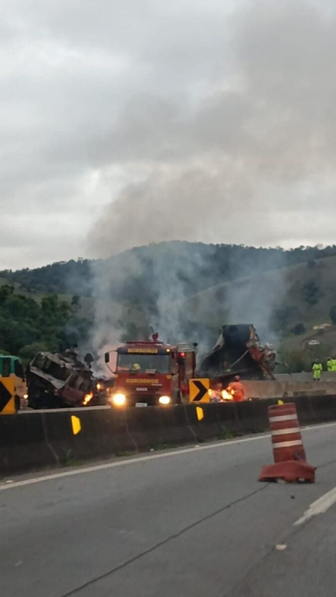 Carreta pega fogo na BR-381 e causa grande congestionamento em Cambuí, Sul de Minas