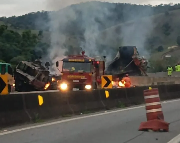 Carreta pega fogo na BR-381 e causa grande congestionamento em Cambuí, Sul de Minas