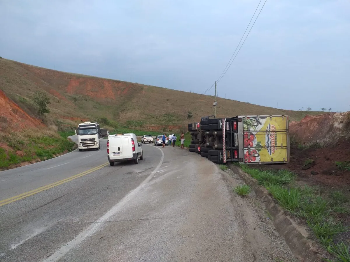 Carreta refrigerada tomba na BR-381 e carga de porcos é saqueada em Nova Era