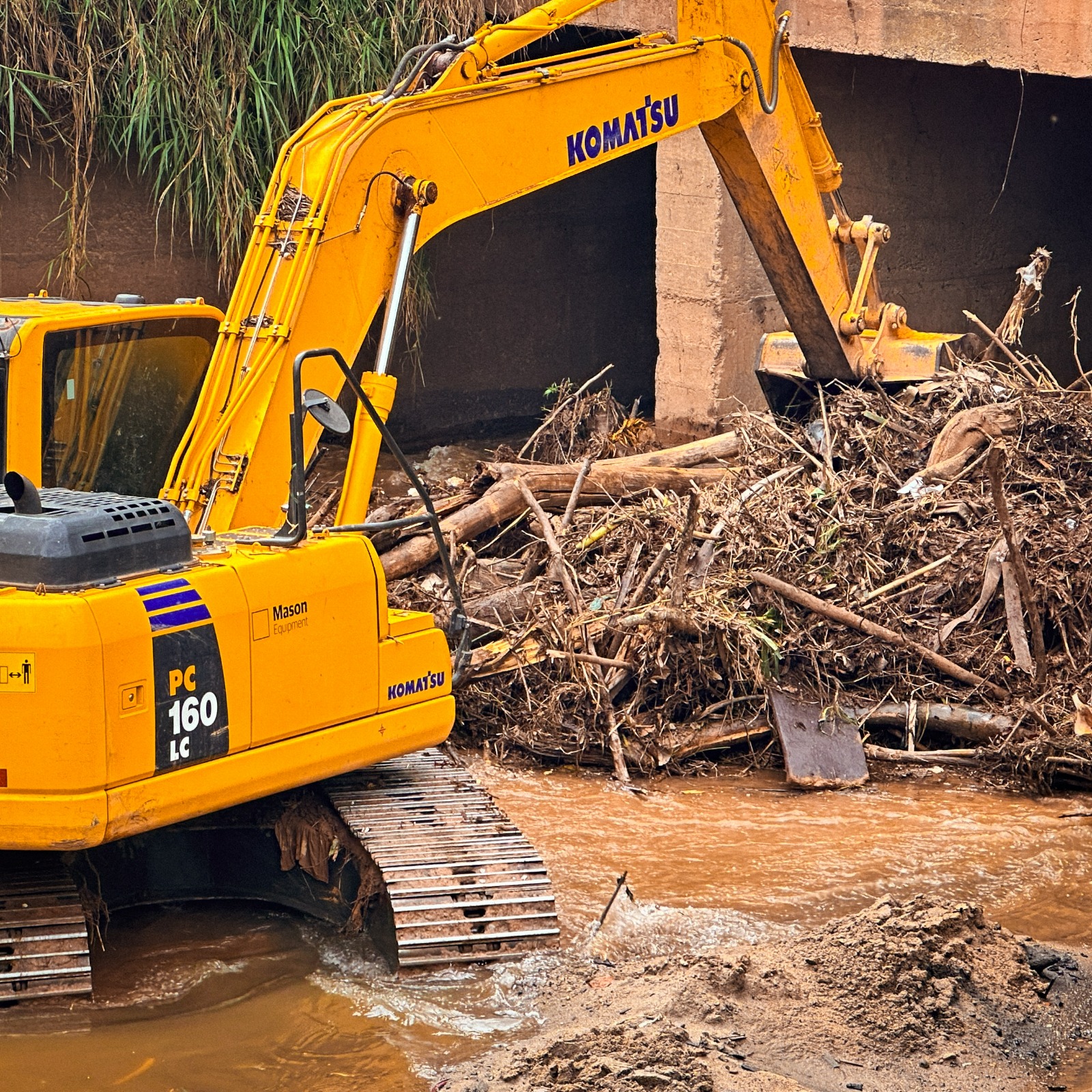 Prefeitura de Ipatinga promove limpeza dos canais de vazão do ribeirão Ipanema