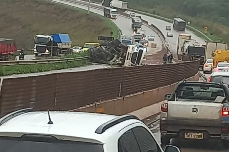 Carreta tomba na BR-381 e interdita parte da pista em Bom Jesus do Amparo