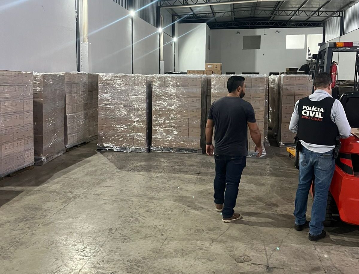 Polícia Civil estoura dois galpões, prende homem e apreende 60 toneladas de OMO falsificado em MG