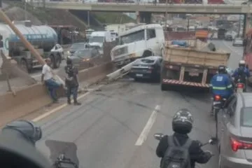 Acidente entre carreta e veículo interdita parcialmente a BR-381, na Grande BH