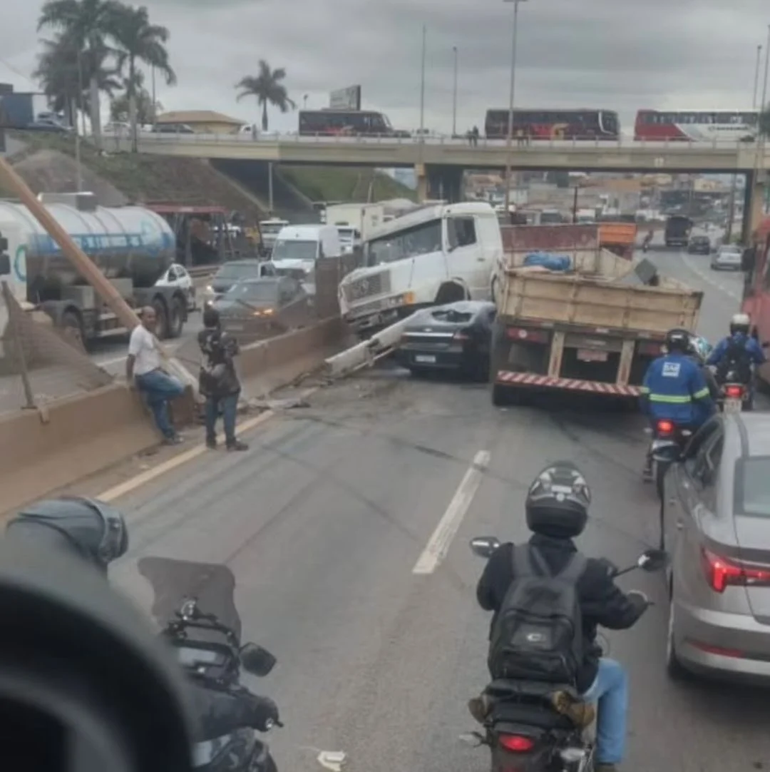 Acidente entre carreta e veículo interdita parcialmente a BR-381, na Grande BH