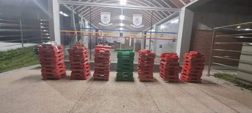 Homem que transportava mais de 200 barras de maconha tenta fugir, mas é preso em BH