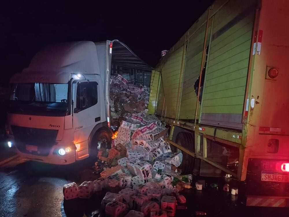 Colisão frontal entre carretas deixa uma vítima fatal e outra em estado grave na BR-365