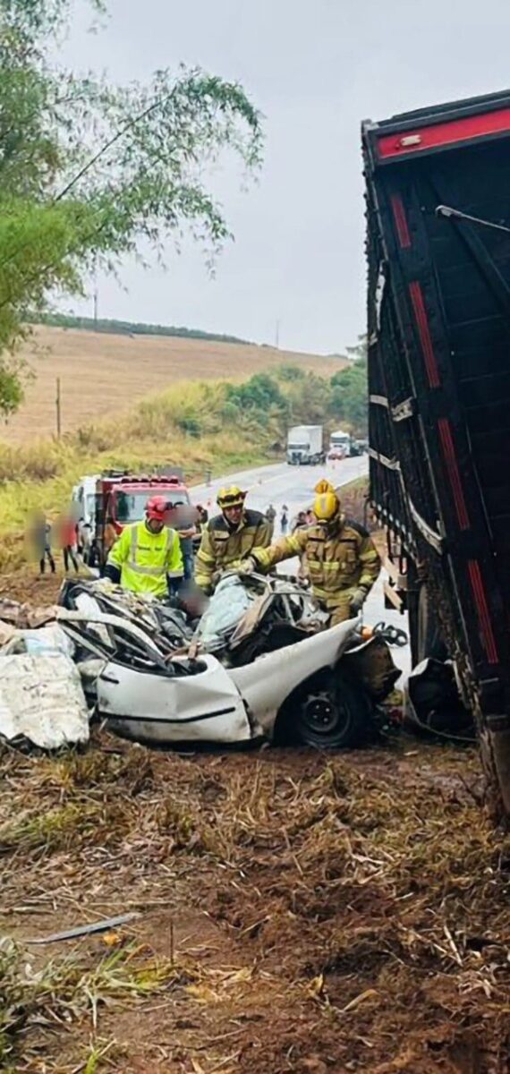 Caminhão tomba em cima de uma Fiat Strada e deixa uma vítima fatal na MGC-491