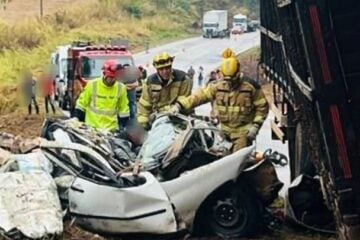 Caminhão tomba em cima de uma Fiat Strada e deixa uma vítima fatal na MGC-491