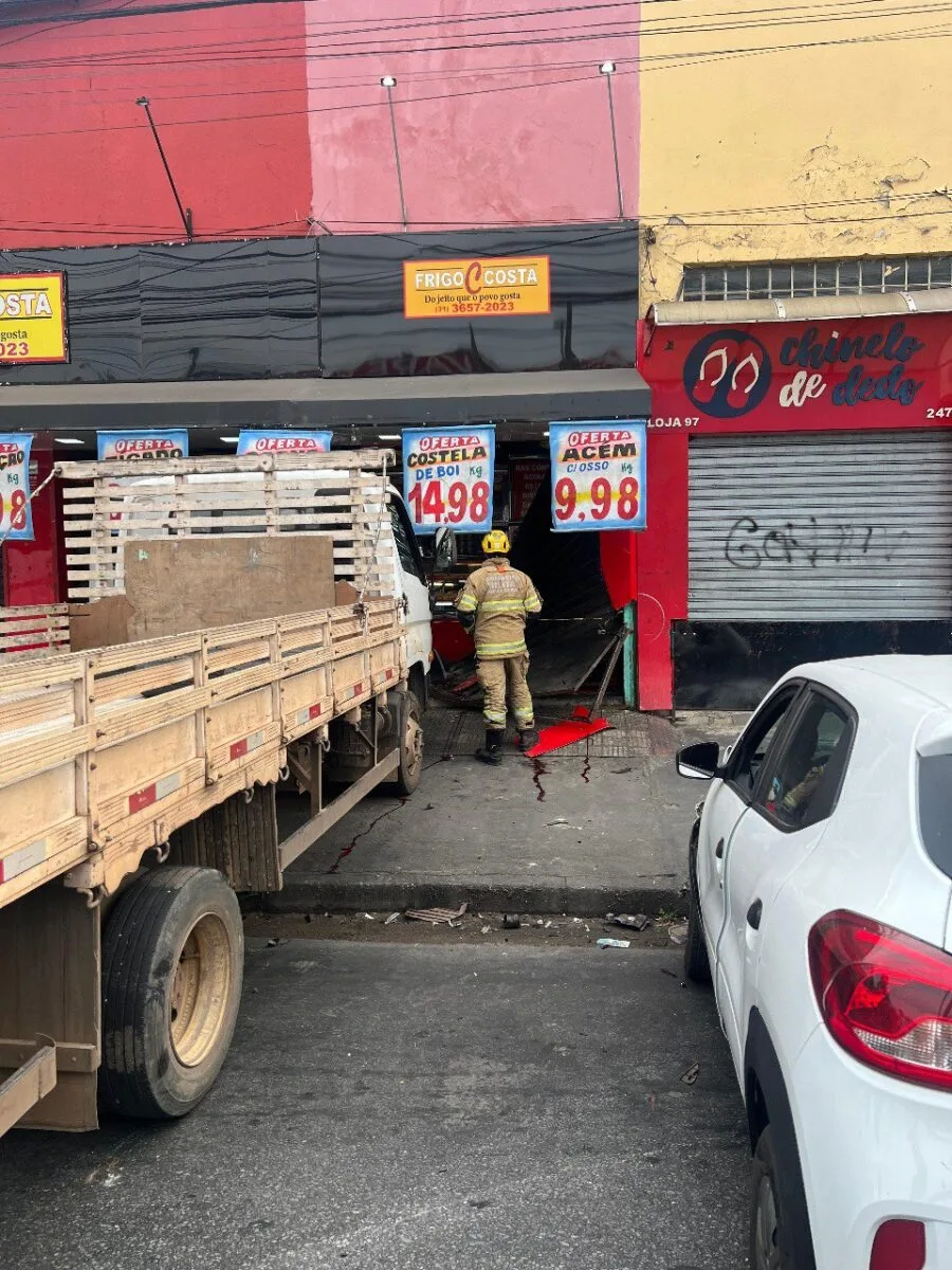 Pedestre morre atropelado após acidente entre carreta e carro no bairro Candelária, em BH