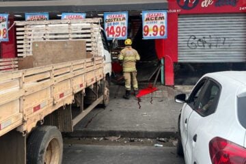 Pedestre morre atropelado após acidente entre carreta e carro no bairro Candelária, em BH