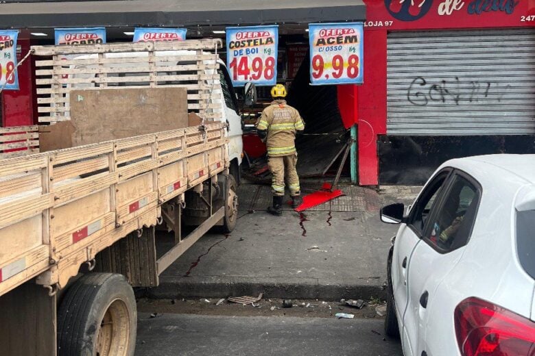 Pedestre morre atropelado após acidente entre carreta e carro no bairro Candelária, em BH