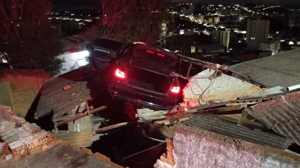 Carro cai sobre casa no Sul de Minas Gerais; Bombeiros resgatam três pessoas sem ferimentos