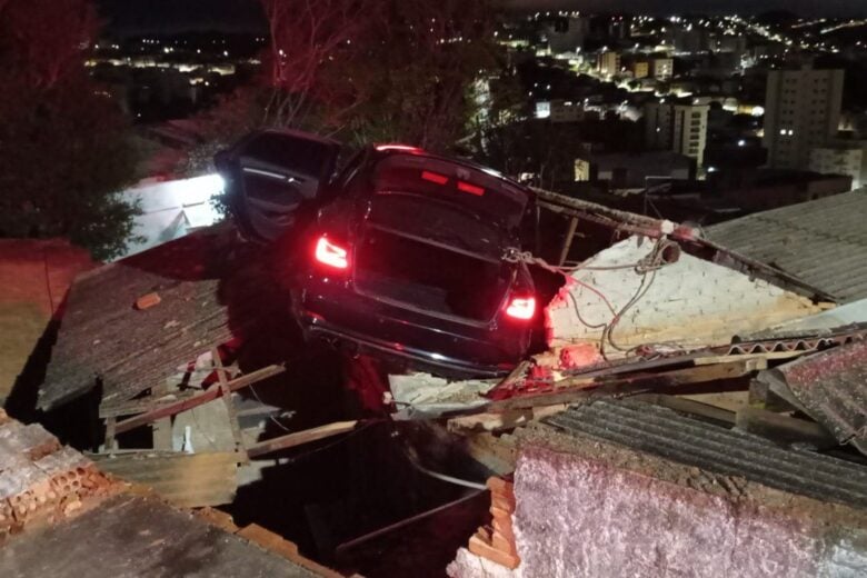 Carro cai sobre casa no Sul de Minas Gerais; Bombeiros resgatam três pessoas sem ferimentos