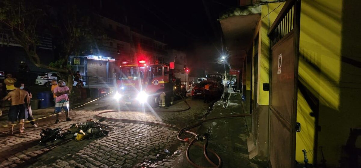 Incêndio de grandes proporções atinge fábrica de tecidos em Minas Gerais