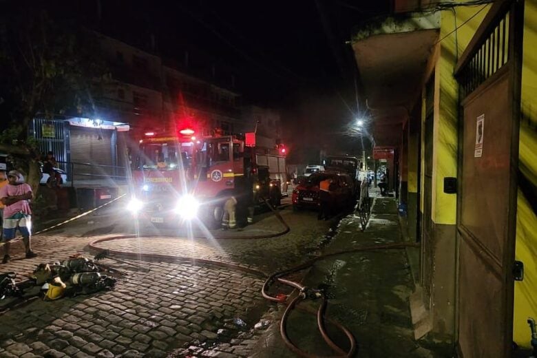 Incêndio de grandes proporções atinge fábrica de tecidos em Minas Gerais