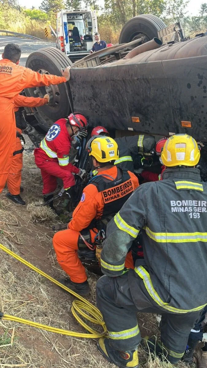 Jovem de 23 morre em acidente na BR-262; mulher grávida é socorrida com ferimentos graves