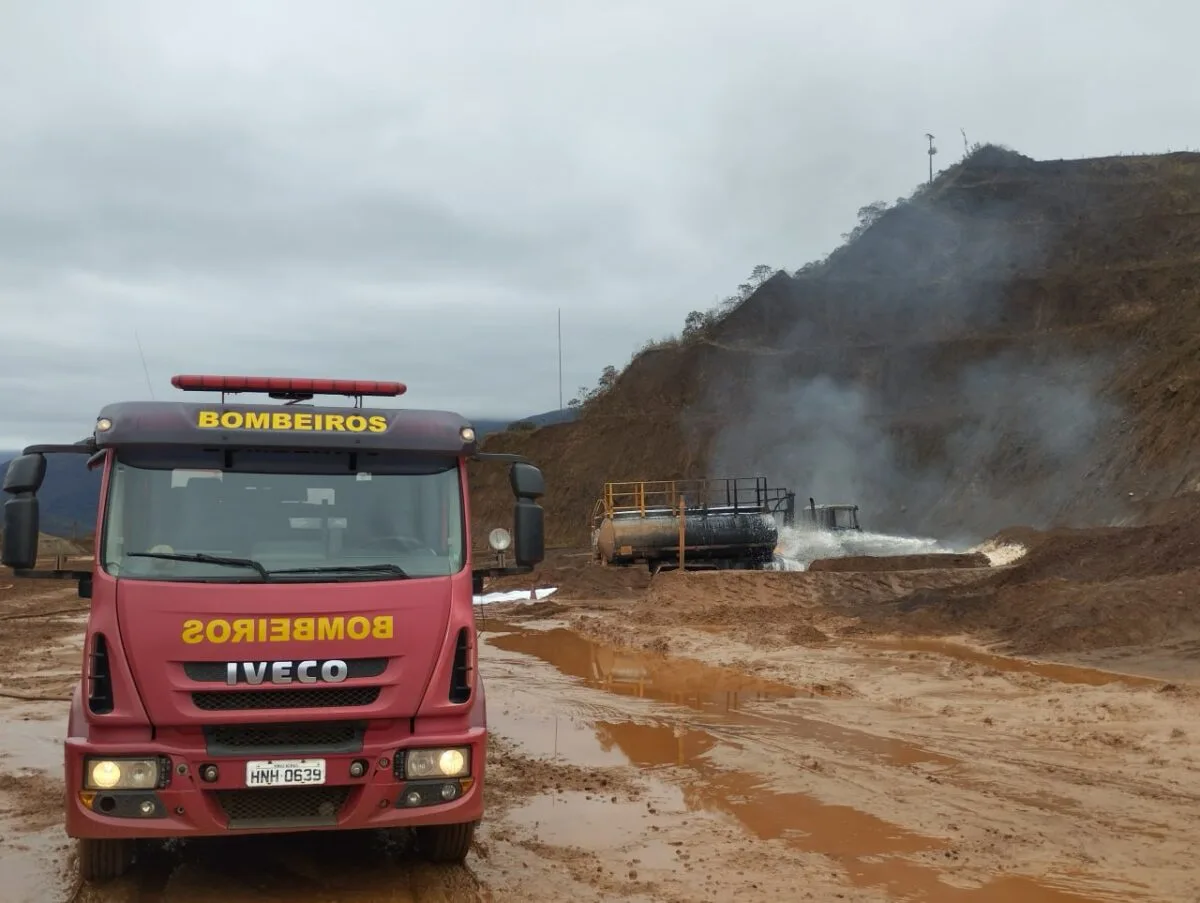 Incêndio em caminhão-tanque mobiliza Corpo de Bombeiros na Mina da Alegria, em Santa Bárbara