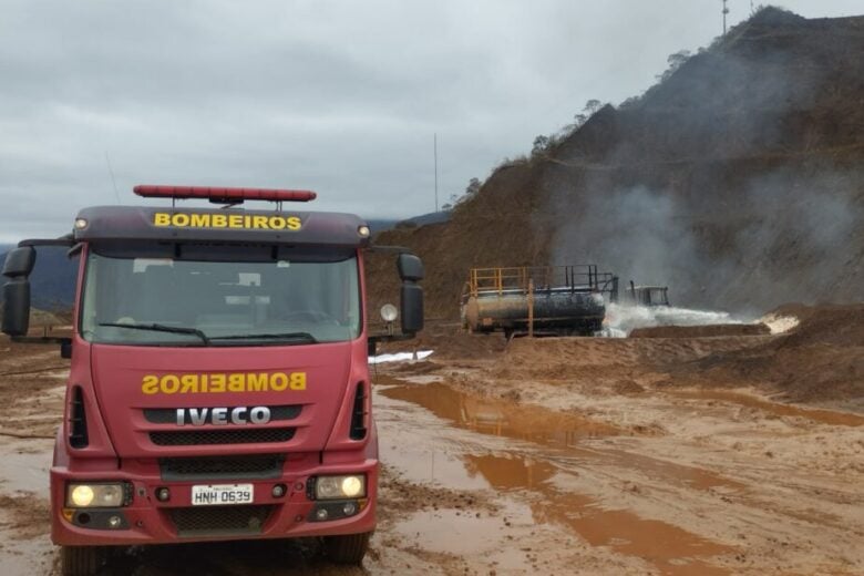 Incêndio em caminhão-tanque mobiliza Corpo de Bombeiros na Mina da Alegria, em Santa Bárbara