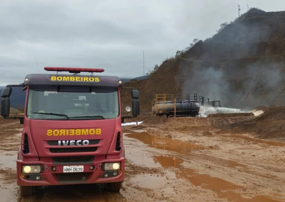 Incêndio em caminhão-tanque mobiliza Corpo de Bombeiros na Mina da Alegria, em Santa Bárbara