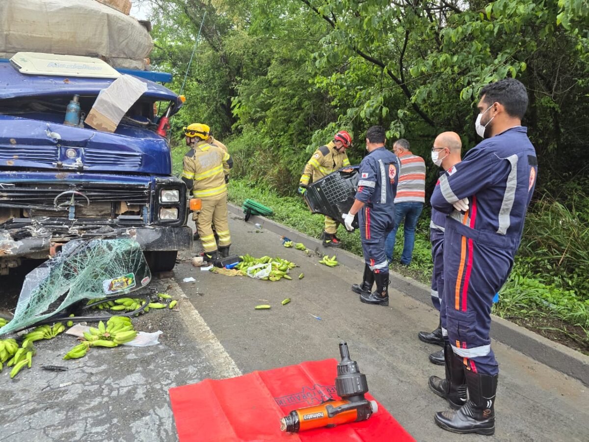 Colisão entre caminhões deixa motorista preso às ferragens na BR-251