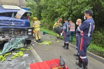 Colisão entre caminhões deixa motorista preso às ferragens na BR-251