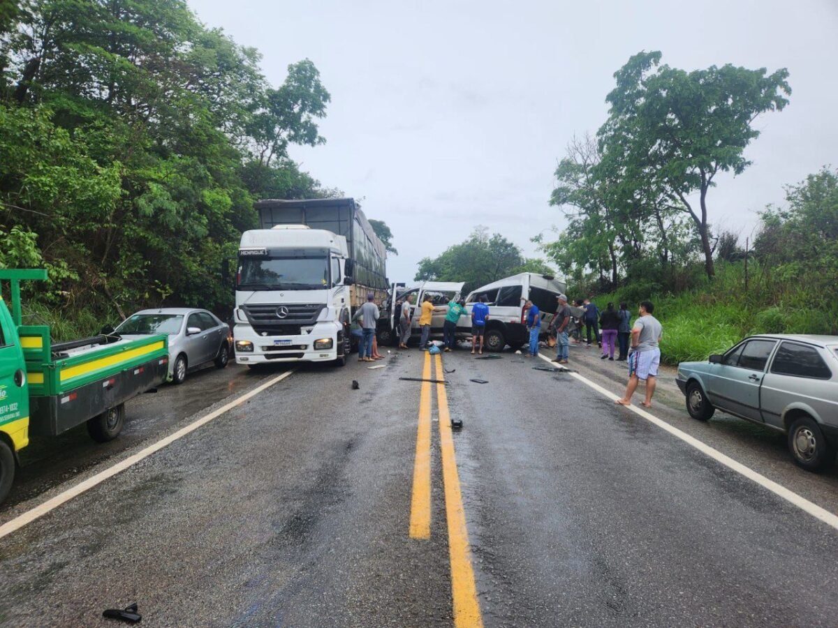 Van colide com caminhão e deixa dois mortos e sete feridos na MG-423