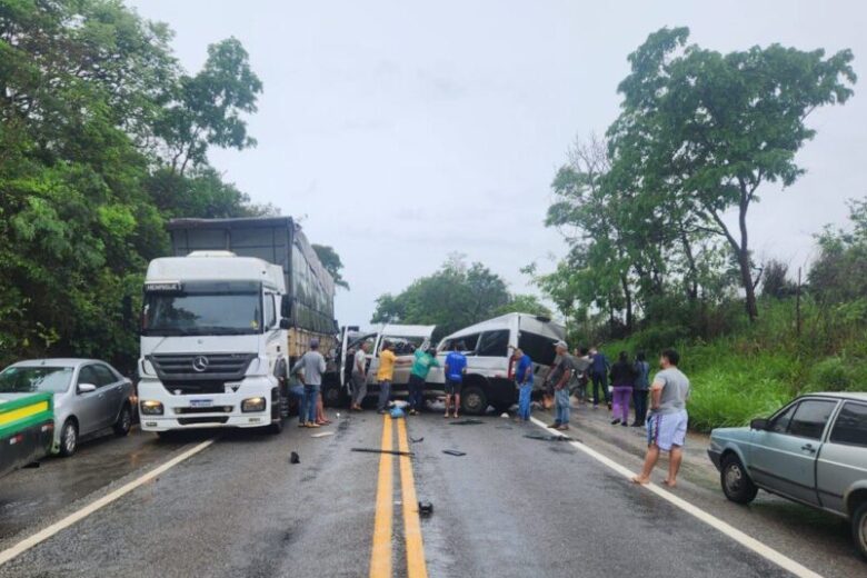 Van colide com caminhão e deixa dois mortos e sete feridos na MG-423 Van colide com caminhão e deixa dois mortos e sete feridos na MG-423