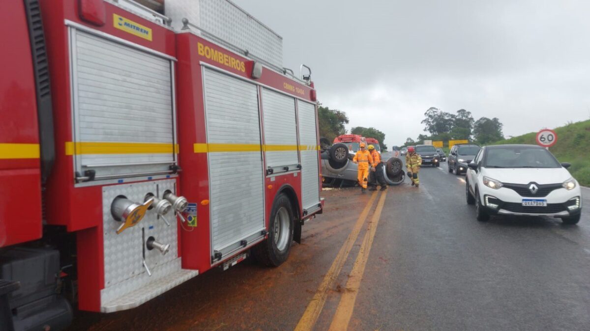 Família fica ferida após capotamento de carro na MG-050