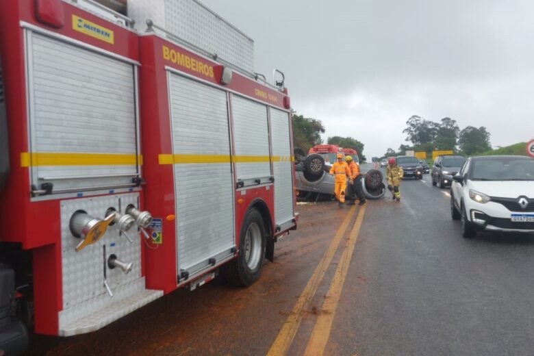 Família fica ferida após capotamento de carro na MG-050