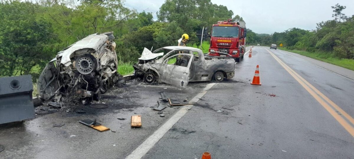 Colisão entre veículos na BR-494 deixa dois mortos e um ferido