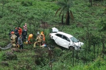 Carro cai em ribanceira de 30 metros na BR-381 e mobiliza bombeiros e Samu