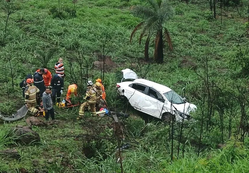 Carro cai em ribanceira de 30 metros na BR-381 e mobiliza bombeiros e Samu