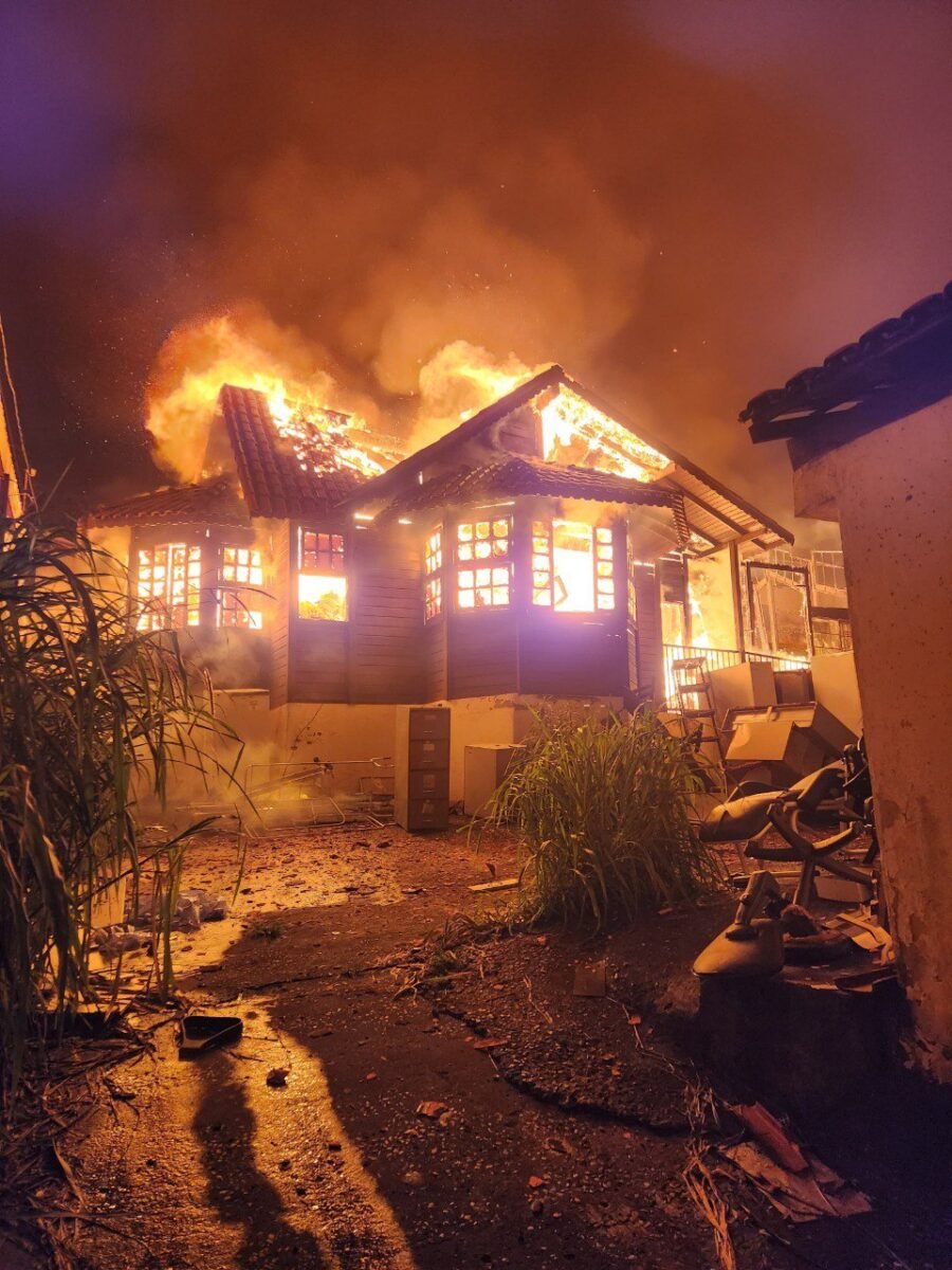 Incêndio de grandes proporções destrói imóvel no Jardim Canadá, em Nova Lima