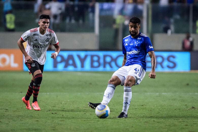 Flamengo, com time misto, vence o Cruzeiro e volta a ocupar a quarta colocação no Brasileiro; assista aos melhores momentos