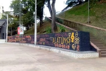 Muro da Praça do Povo é grafitado com nomes de escravizados pioneiros na história de João Monlevade