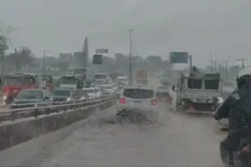 Viaduto do Anel Rodoviário fica alagado após forte chuva em BH nesta terça-feira