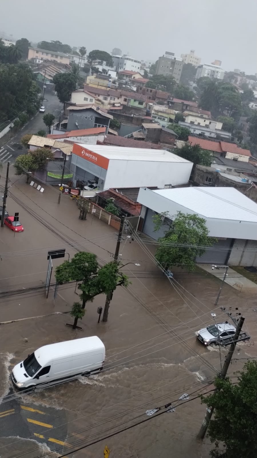 Chuva forte alaga ruas em Belo Horizonte nesta quarta-feira